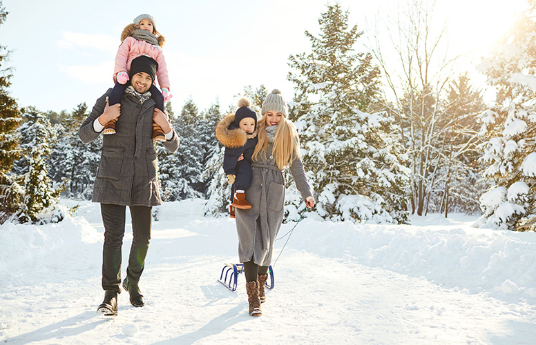 Famille memon Famille se promenant dans la neige avec enfants et luge