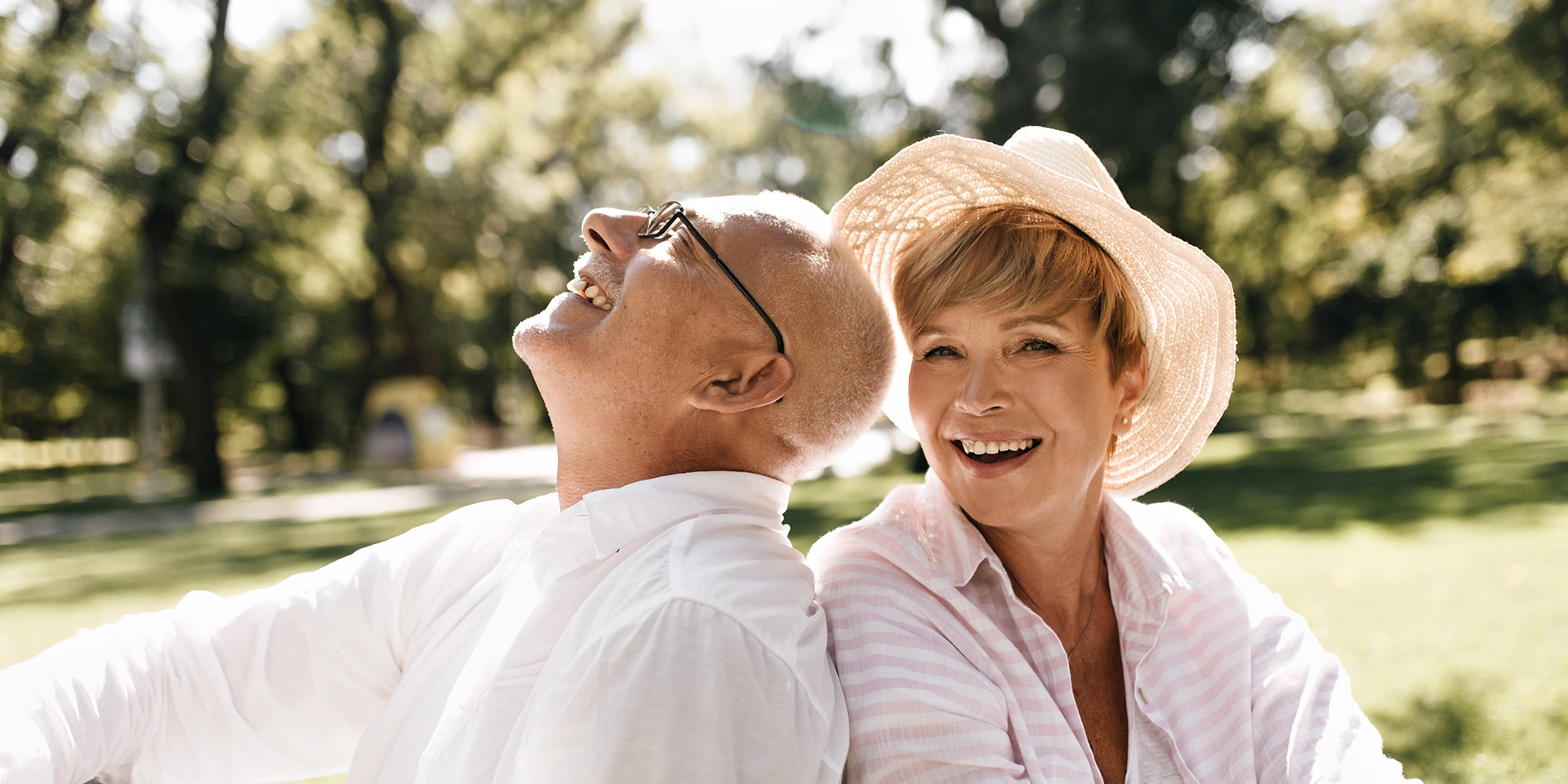 Forever Young? Die Wissenschaft hinter einem langen Leben Rentnerpaar draußen