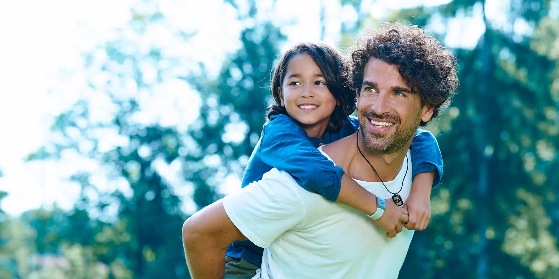 Ein Vater mit seinem Sohn glücklich in der Natur