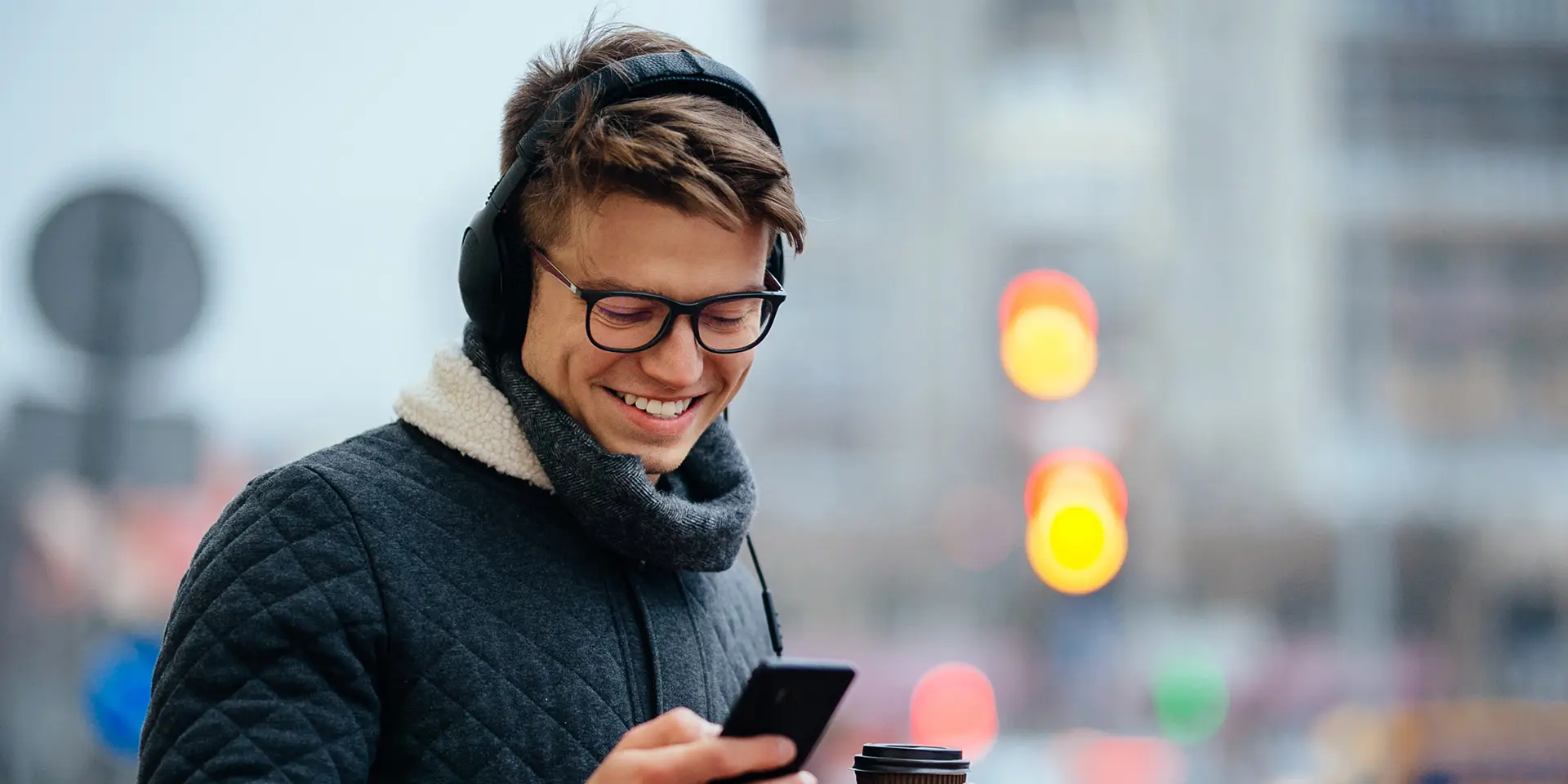 Mann am Handy draussen