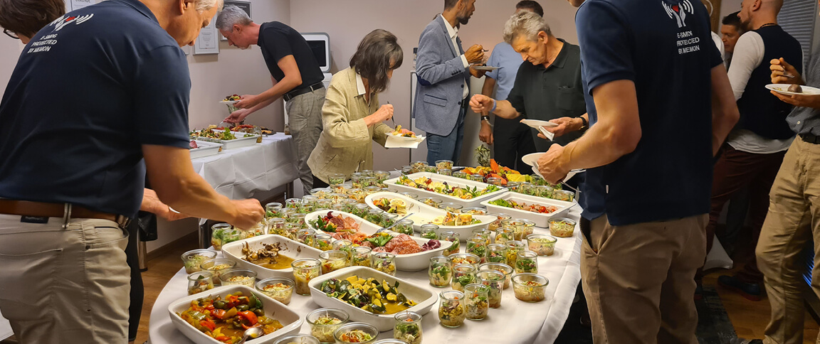 Les participants au séminaire autour d'un buffet à la table ronde chez memon