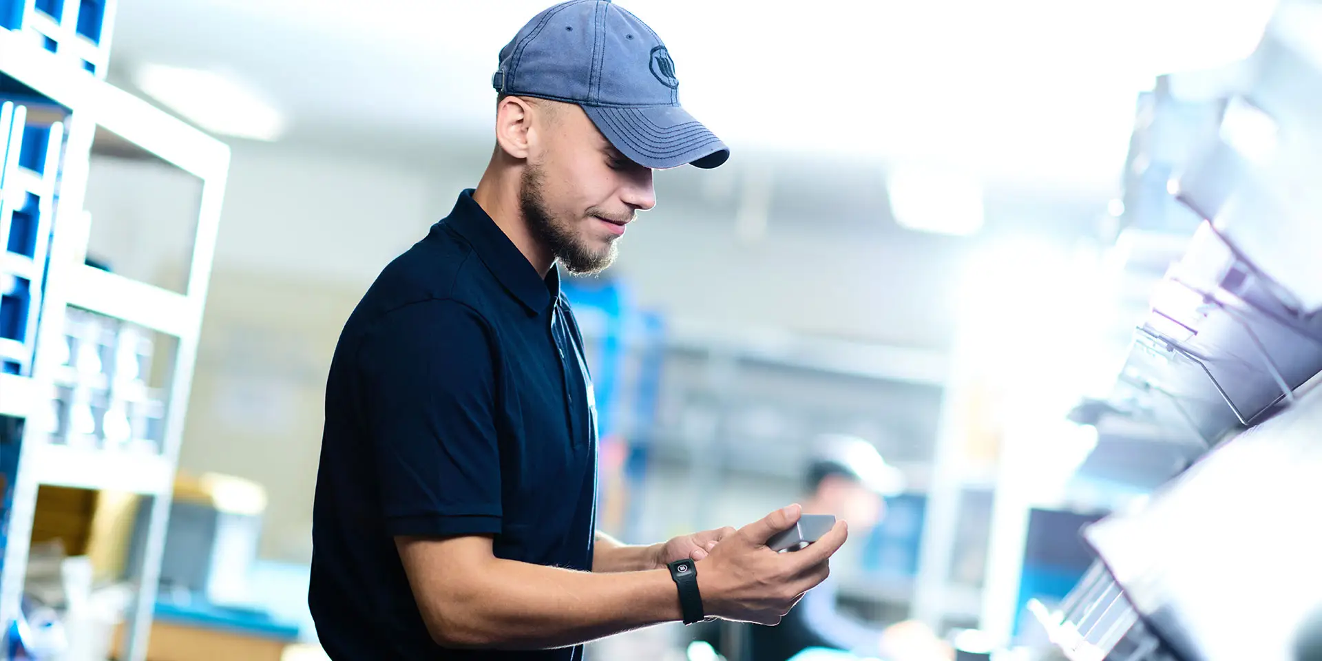 memon Mitarbeiter mit Freude an der Arbeit in der Produktion