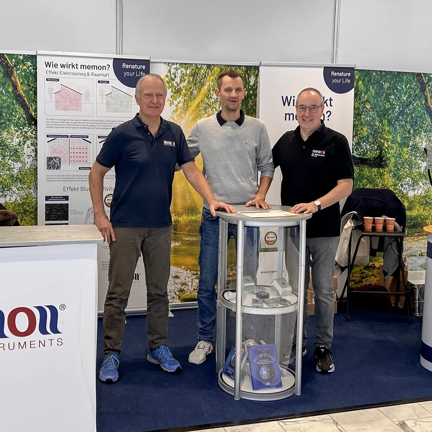 memon Messe Stand drei Mitarbeiter bei memon Messe