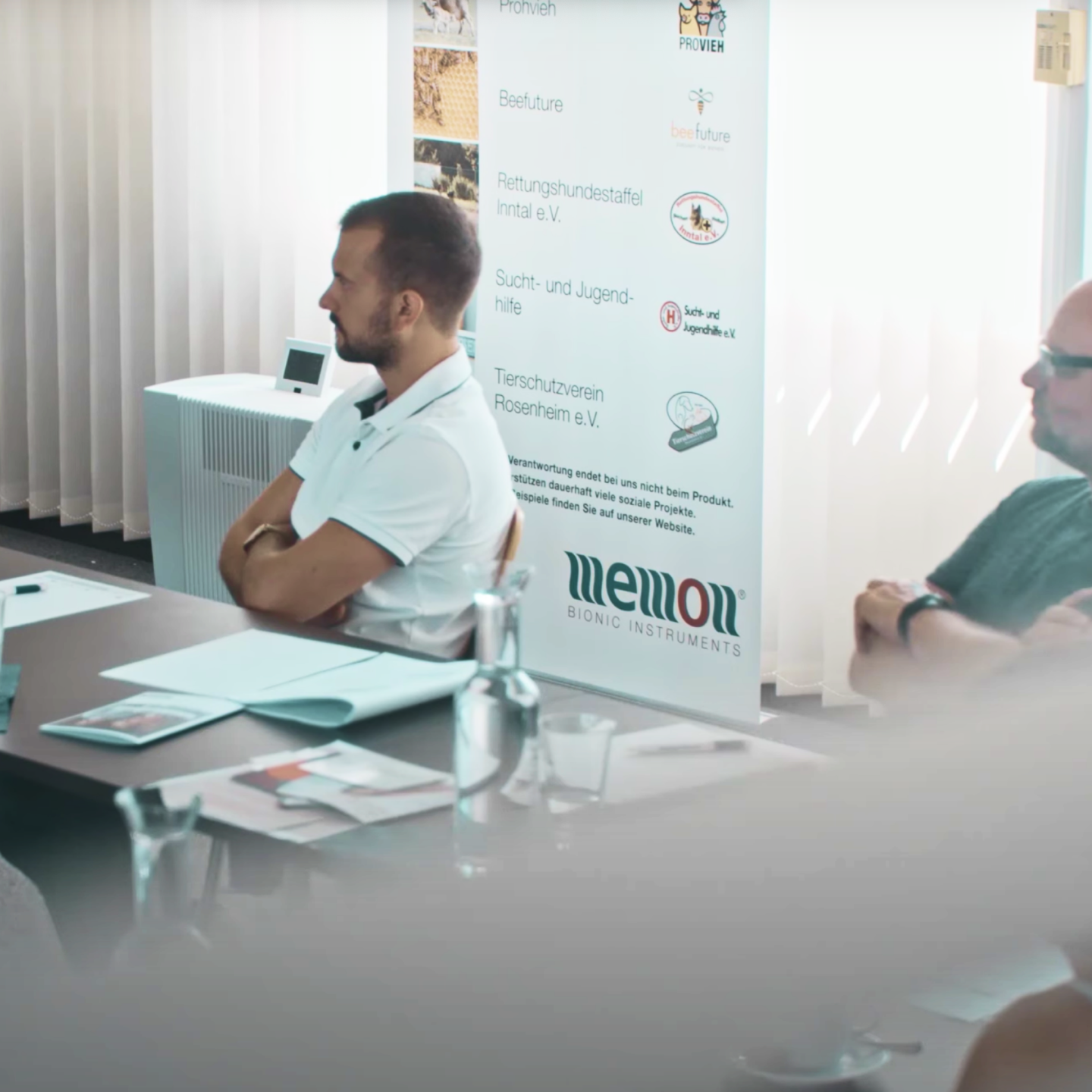 memon Schulung Zwei Männer sitzen in einem Schulungsraum und nehmen an einer memon Schulung teil