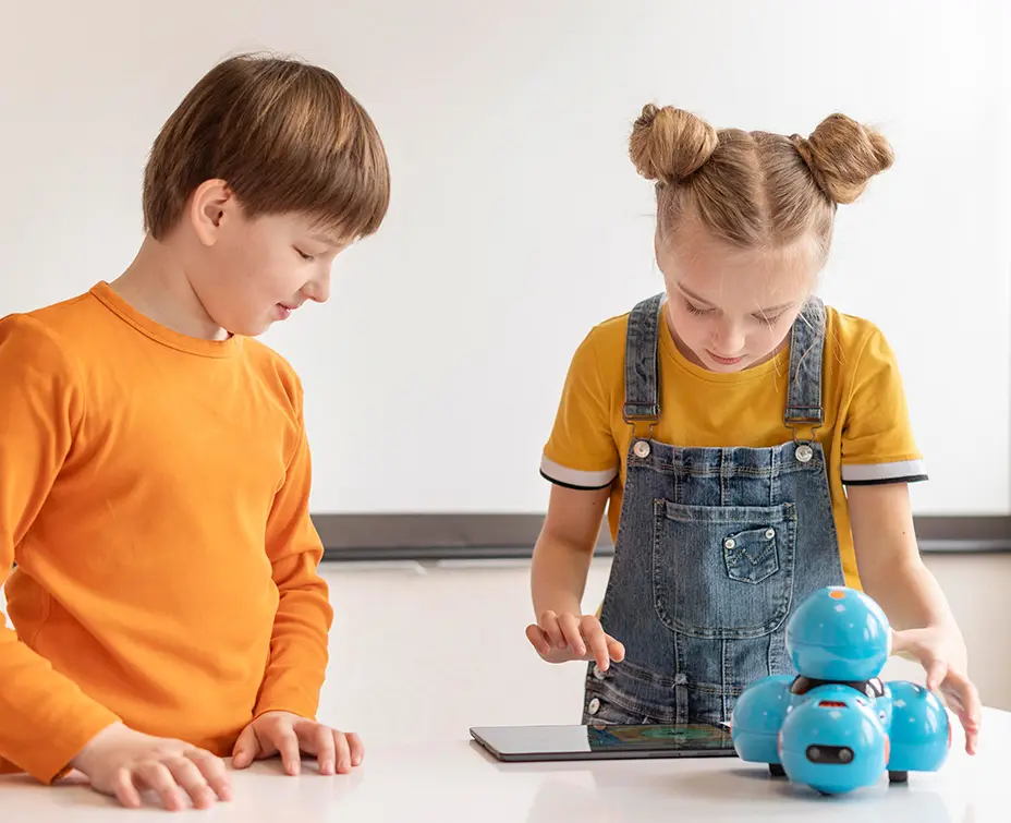 Kinder mit Roboter