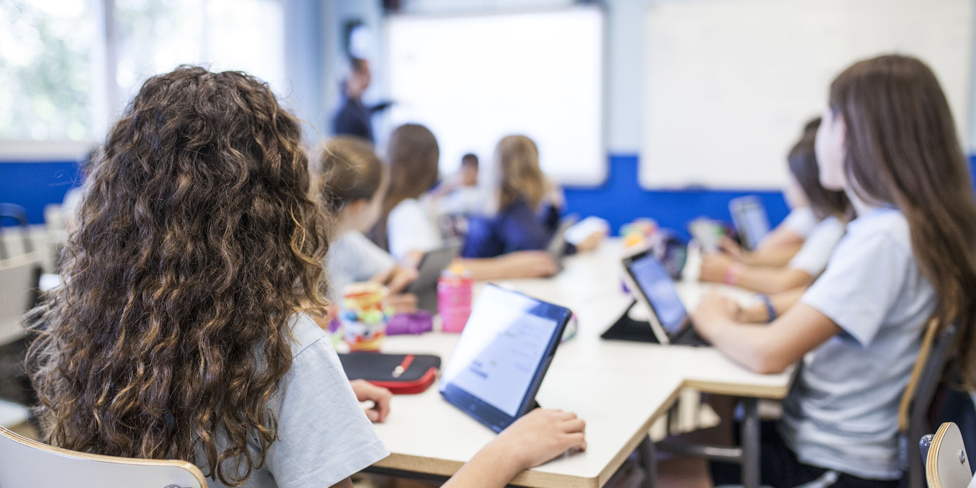 Les enfants à l'école travaillent sur leurs tablettes