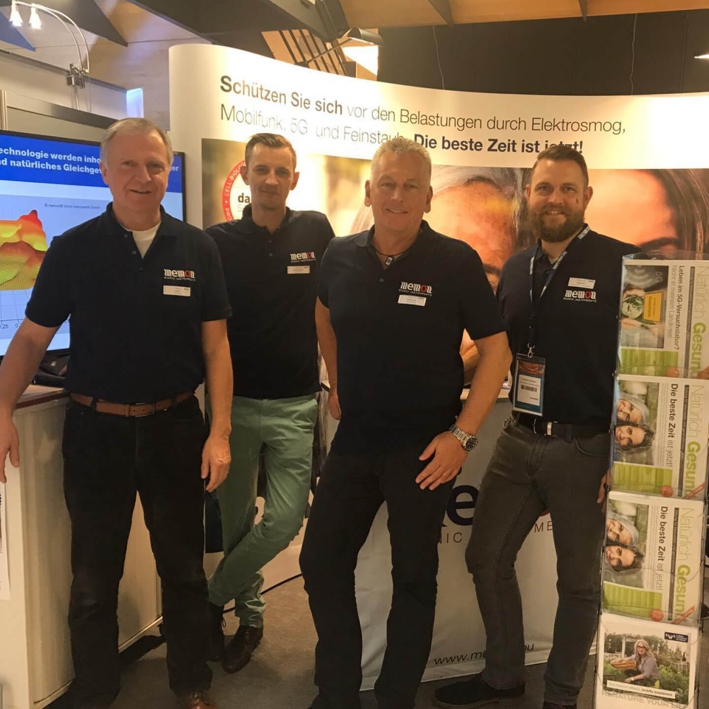 memon Messe Vier memon Mitarbeiter auf einem Messestand