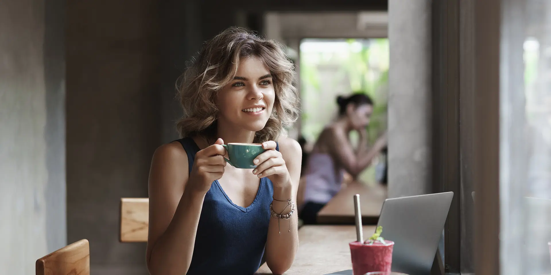 Frau sitzt im Cafe