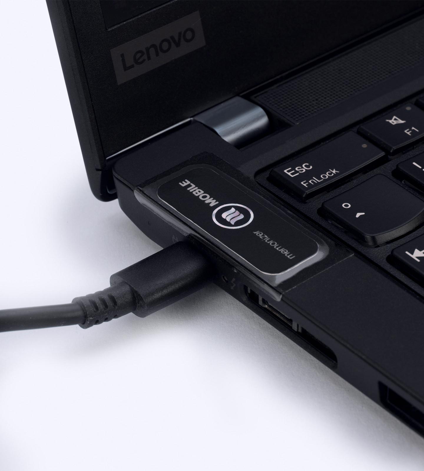 Der memonizerMOBILE schwarz im Einsatz auf einem Laptop