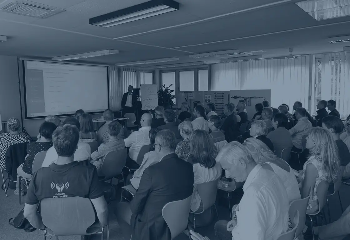 memon Livevortrag Zuschauer in großer Veranstaltungshalle hören einem memon Referenten zu