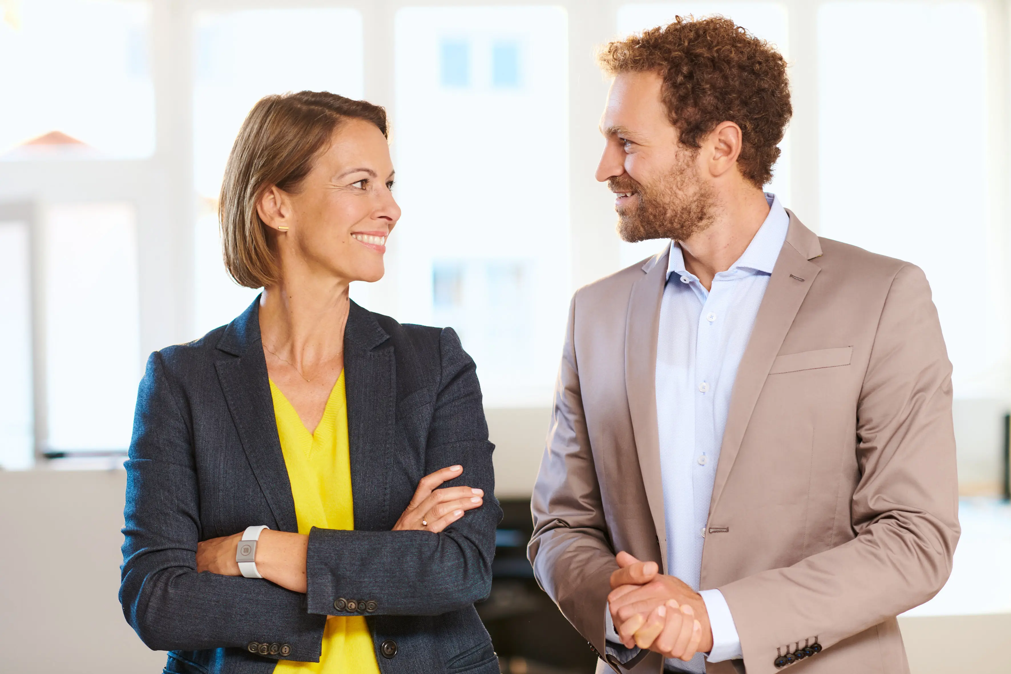 Une femme et un homme se font face et se sourient.