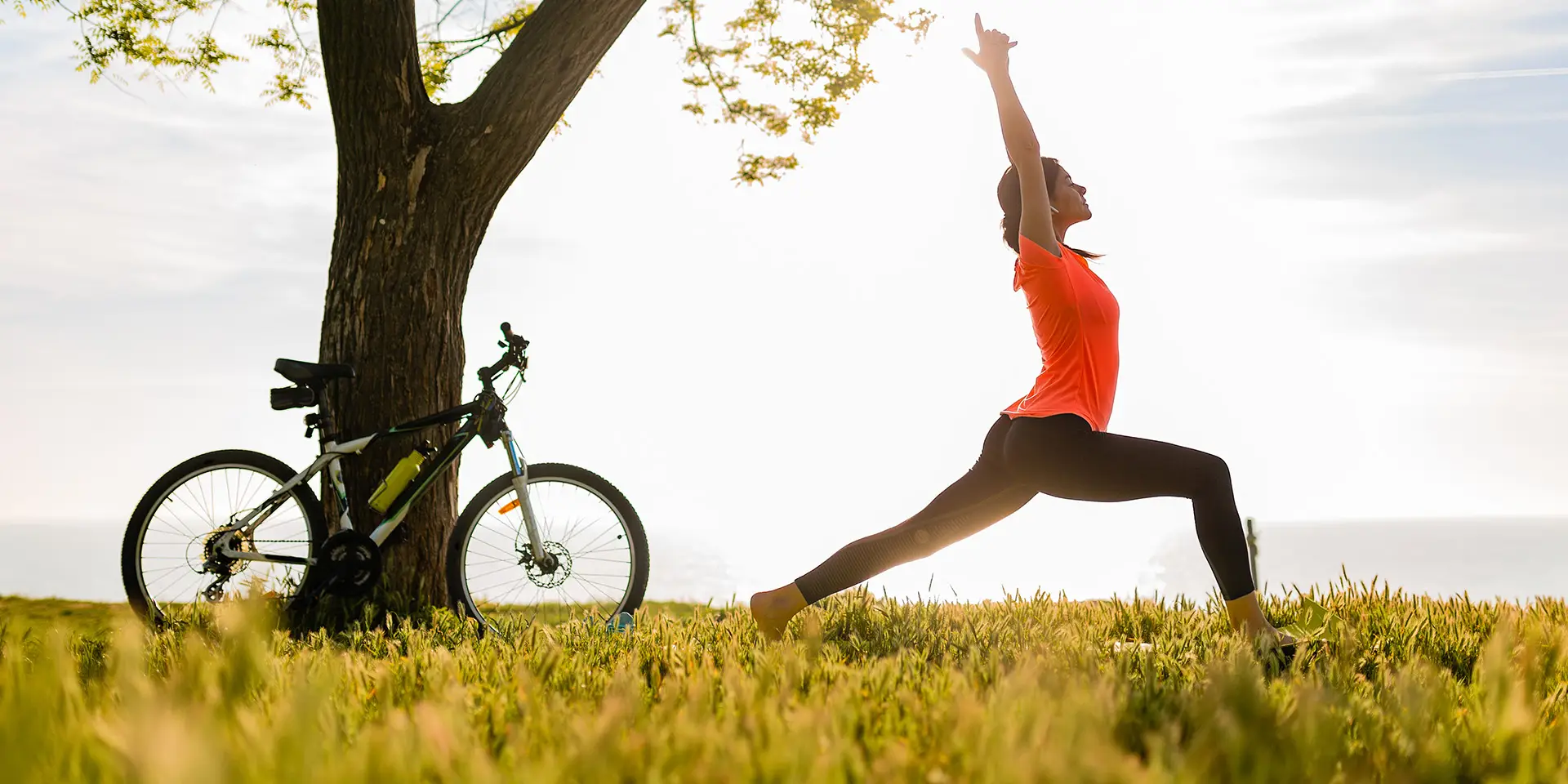 Sportlich aktiv – Wie memon Athlet:innen unterstützt Frau macht Yoga