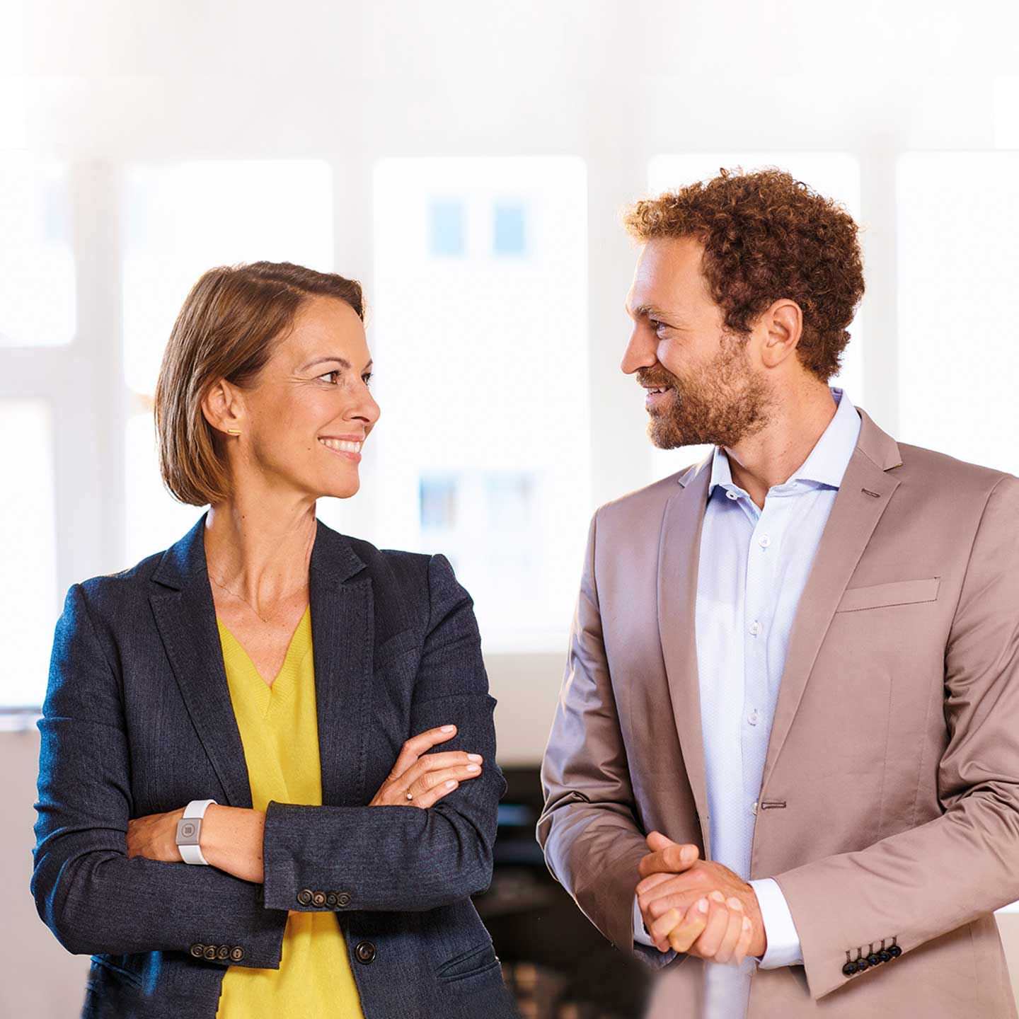 Une femme et un homme se font face et se sourient