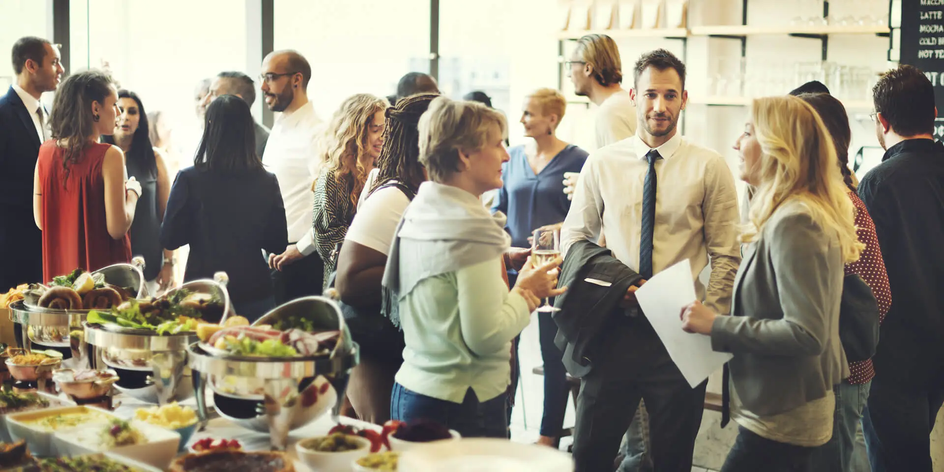 Les participants au séminaire autour d'un buffet à la table ronde chez memon