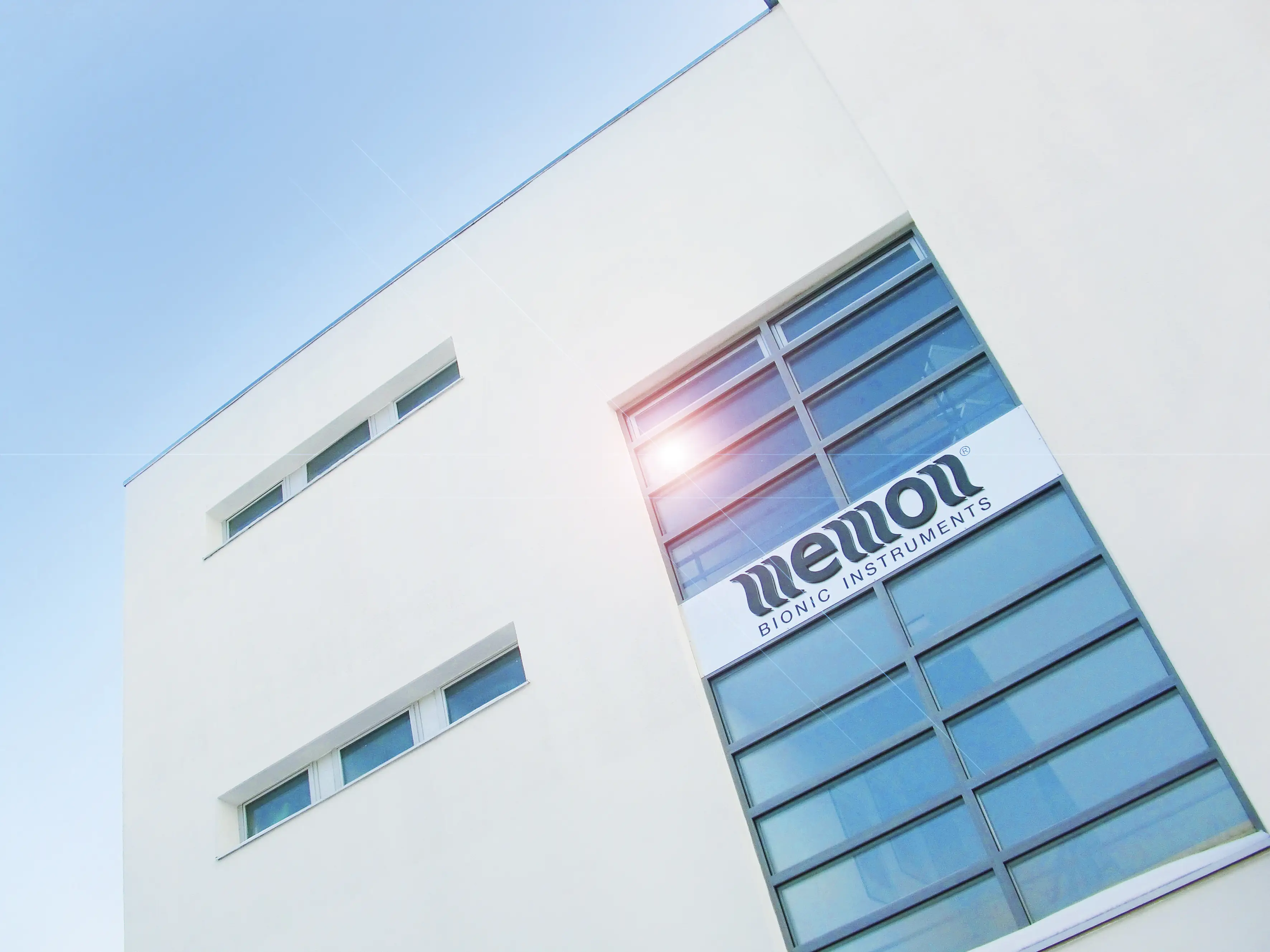 memon Unternehmen Blick auf das memon Hauptgebäude in Rosenheim unter blauen Himmel
