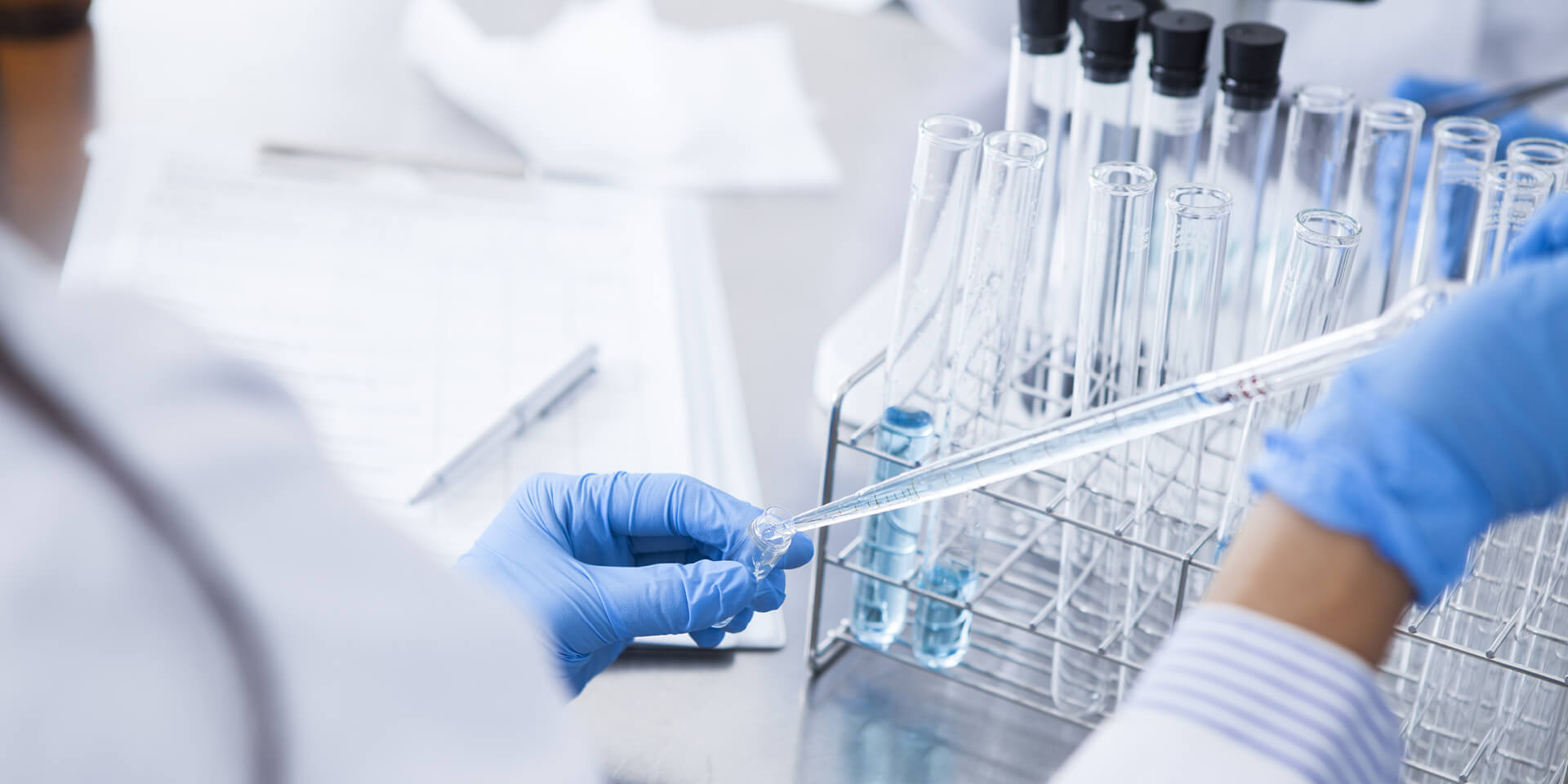 Wissenschaftlerin im Labor Wissenschaftlerin beim entnehmen einer Probe mit einer Pipette