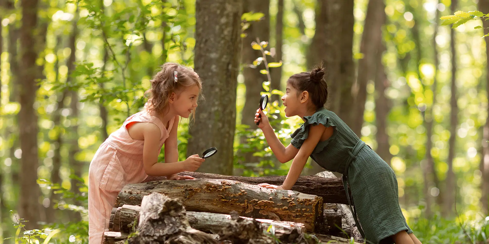 Zurück zur Natur: Leben im Einklang mit der Natur Kinder spielen im Wald