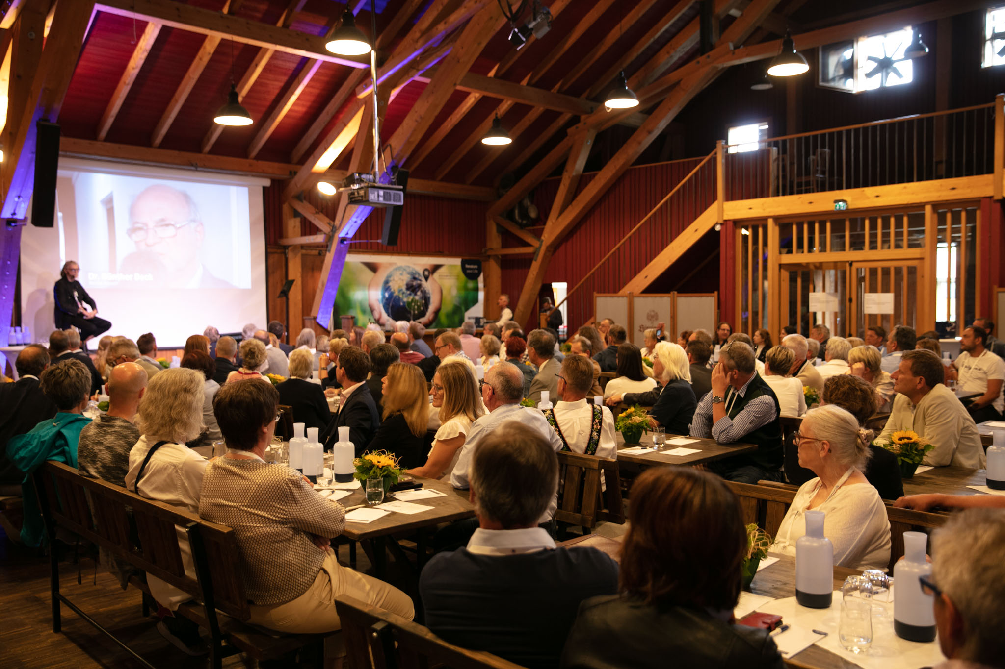 Partnertreffen memon Partner schauen auf eine Leinwand