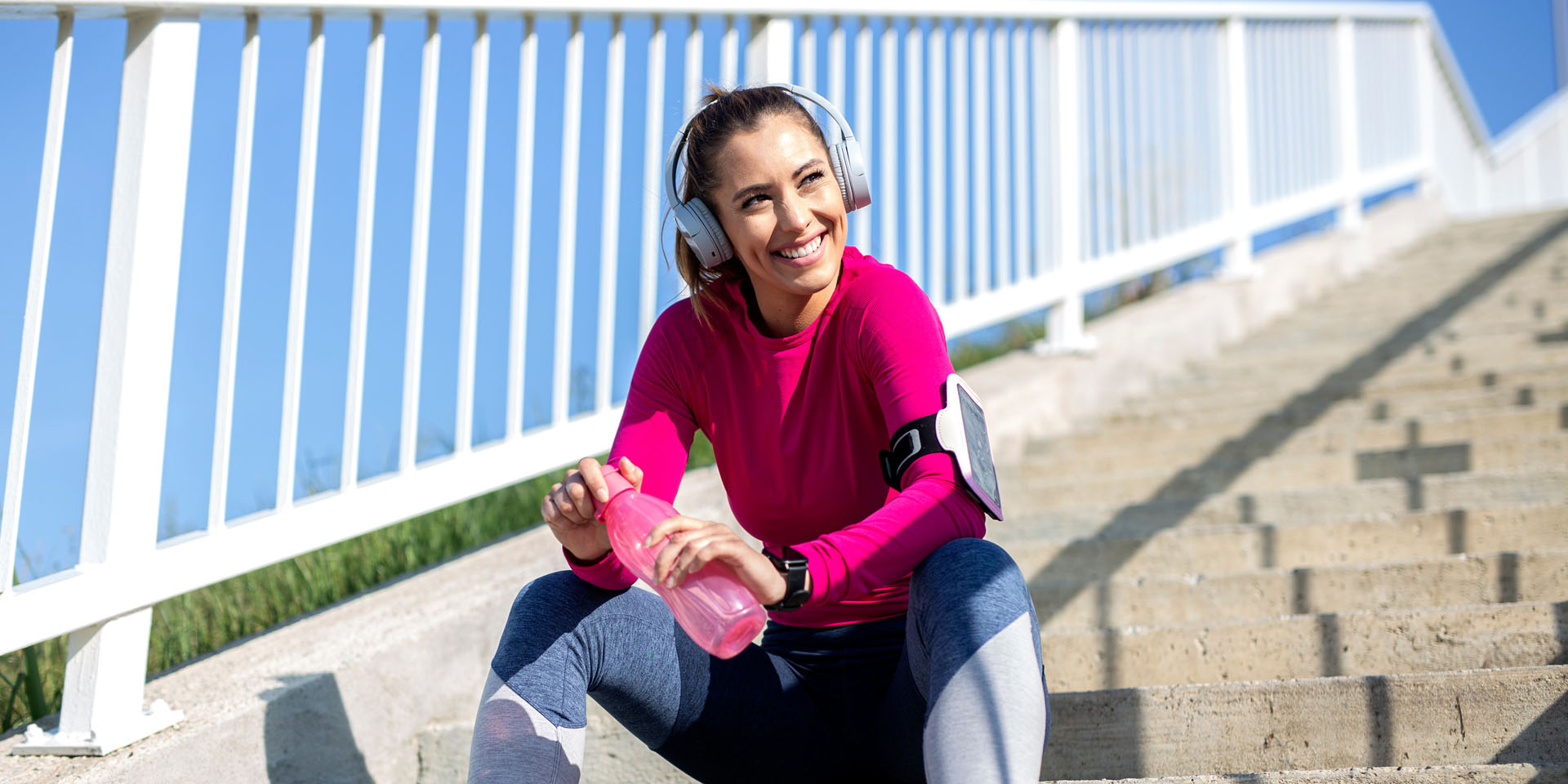 Frau macht beim Sport eine Pause