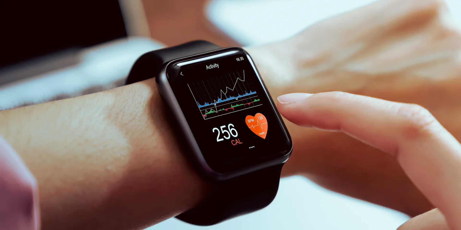 Sur une smartwatch, on voit le pouls et la fréquence cardiaque