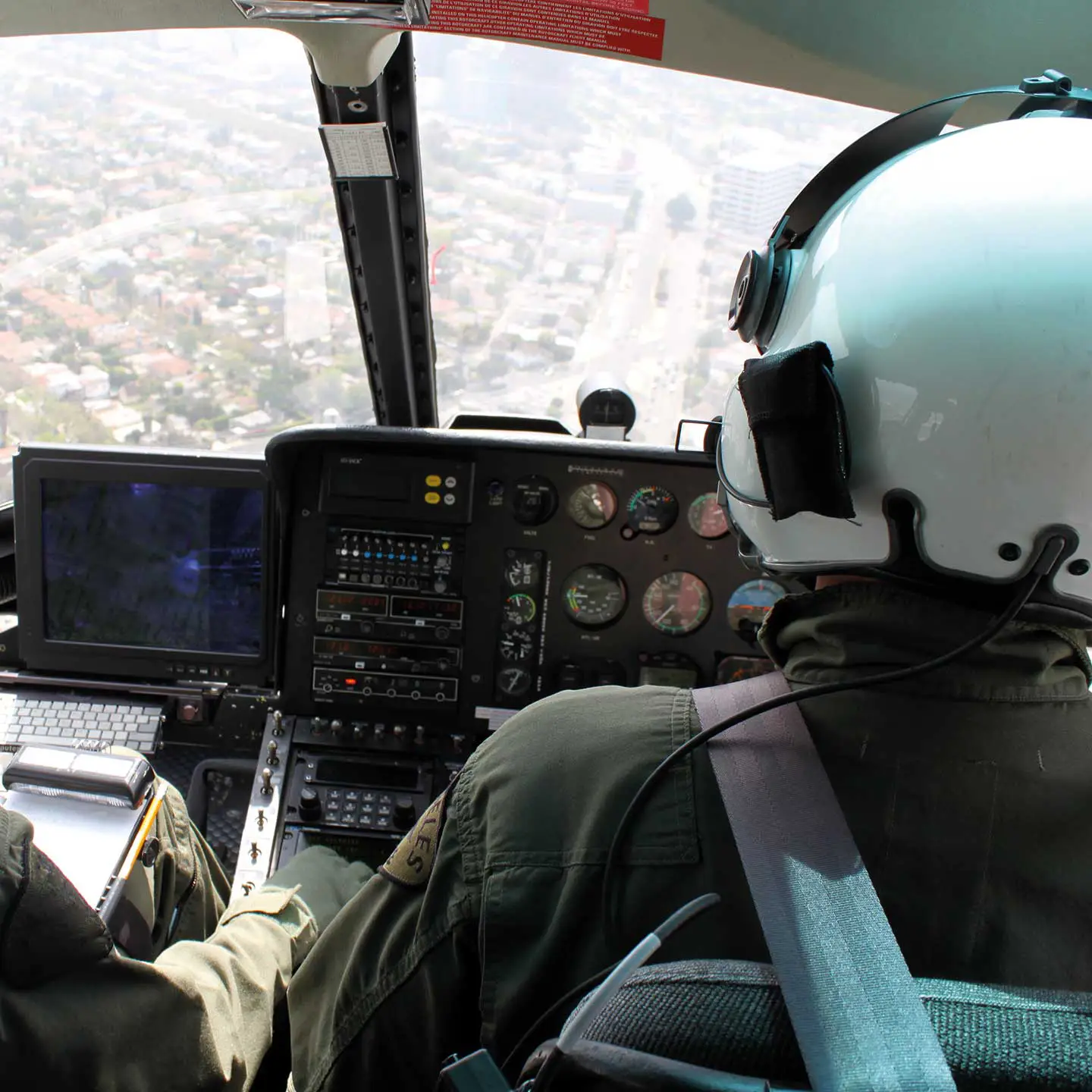 Helicopter cockpit with a view over the co-pilot's shoulder