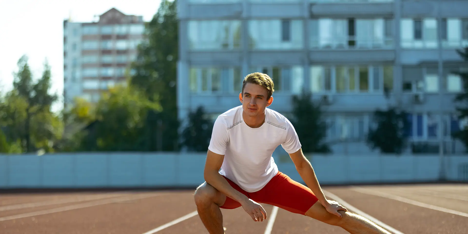Wie memon dich beim Sport unterstützen kann Mann dehnt sich