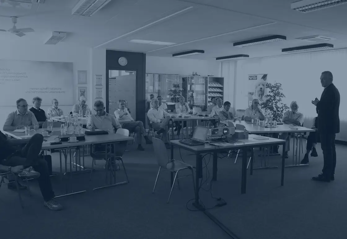 Séminaires memon Les participants à un séminaire regardent une vidéo explicative memon sur l'écran d'une salle de conférence