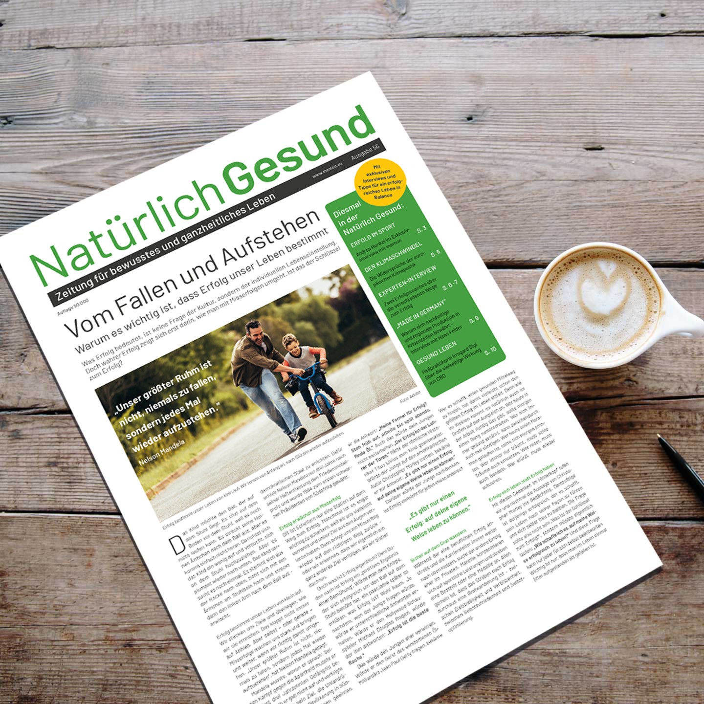 Naturellement sain 56 Journal sur une table en bois, à côté d'une tasse de café