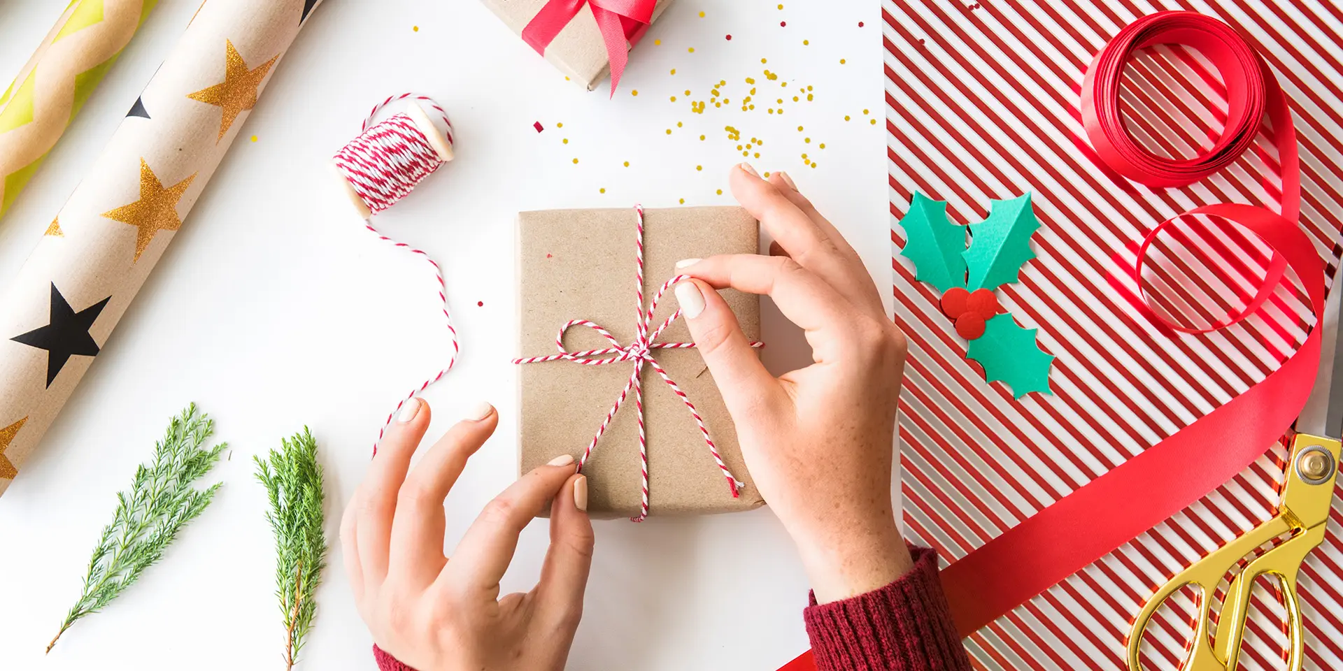 Frau verpackt Geschenk