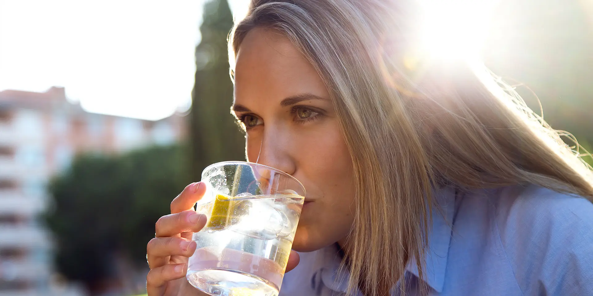 Frau trink aus einem Wasserglas
